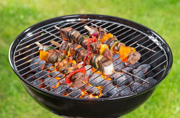 Barbecue grill avec brochettes savoureuses . — Photo