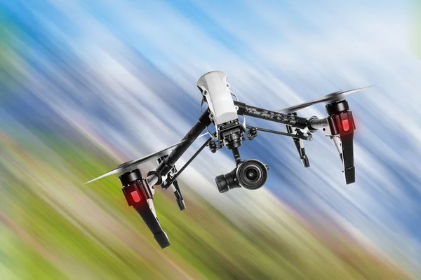 Drone met 4 k camera vliegen. — Stockfoto