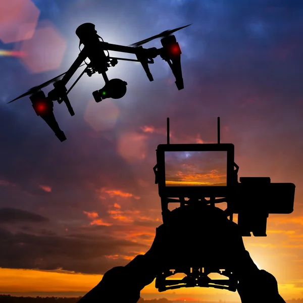 Drone med 4 k kamera flygande. — Stockfoto