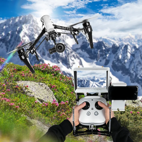 Drone avec caméra 4K volant . — Photo