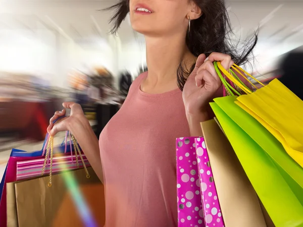 Hermosa mujer con un montón de bolsas de compras — Foto de Stock