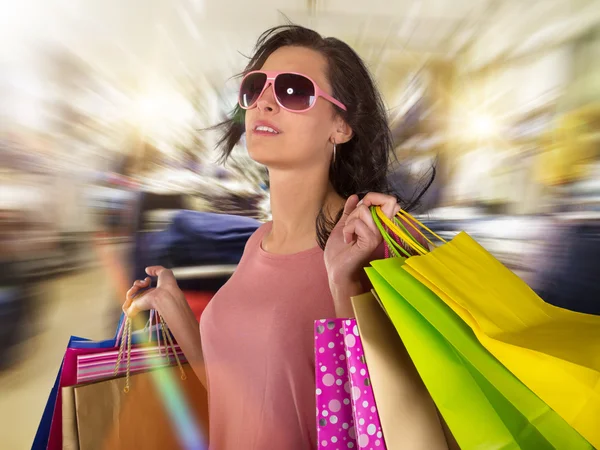 Belle femme avec beaucoup de sacs à provisions — Photo