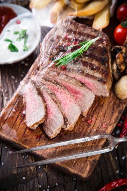ahşap masa üstünde lezzetli sığır eti biftek