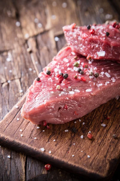 Rohes Rindfleisch auf Holzgrund — Stockfoto