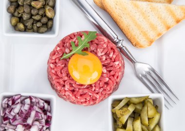 Biftek tartar yakın çekim.