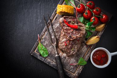 ahşap masa üstünde lezzetli sığır eti biftek