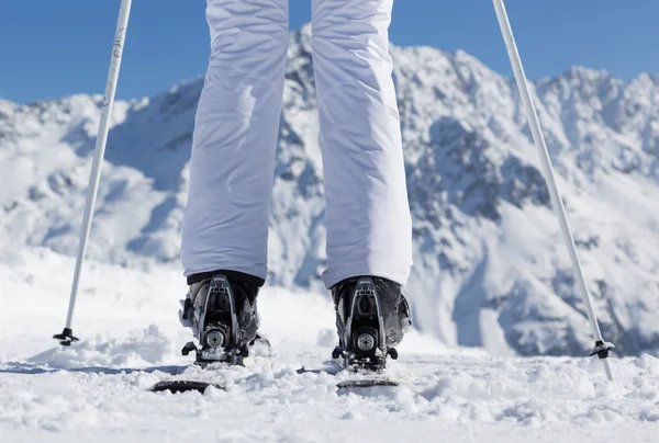 Junge Frau mit Ski in den Bergen — Stockfoto