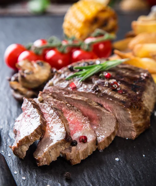 木製のテーブルでおいしい牛肉ステーキ — ストック写真