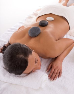 Kaplıca ameliyatı olan genç bir kadın..