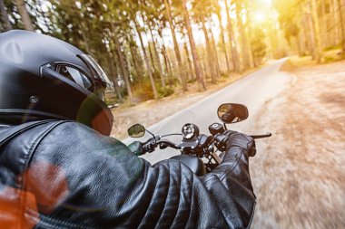 Motosiklet orman yolu üzerinde adam koltuğa.
