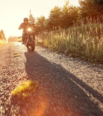 Motosiklet orman yolu üzerinde adam koltuğa.
