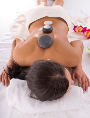 Kaplıca ameliyatı olan genç bir kadın..