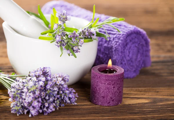 Hälsobehandlingar med lavendel blommor. — Stockfoto