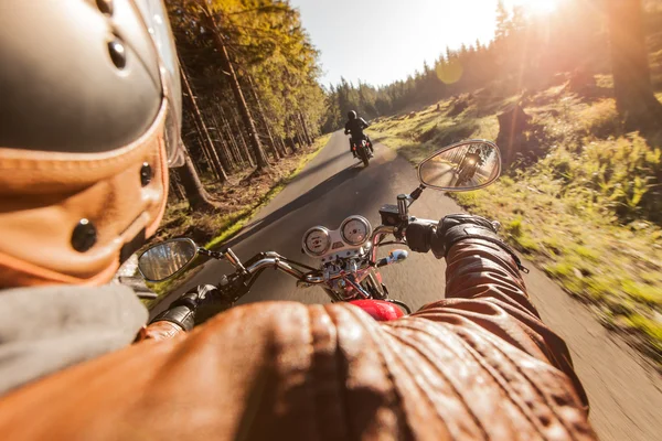 Мужское место на мотоцикле на лесной дороге . — стоковое фото
