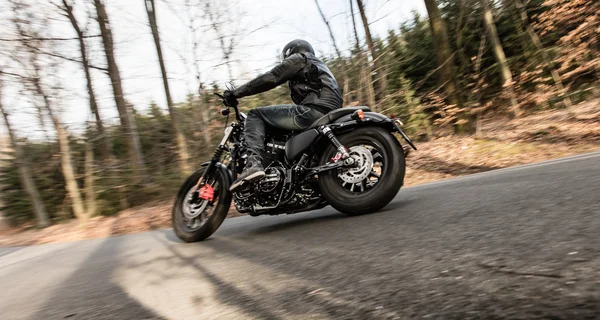 Man seat on the motorcycle on the forest road. — Stock Photo, Image