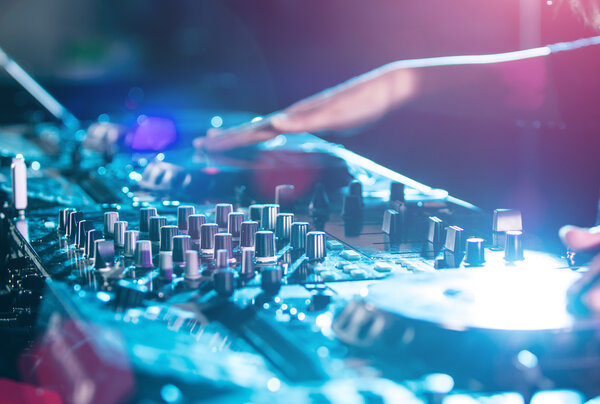 Звуковое оборудование DJ в ночных клубах
.