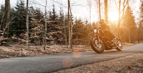 Man placerar på motorcykeln på skogsvägen. — Stockfoto