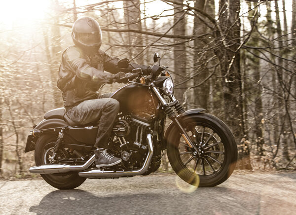 Мужское место на мотоцикле на лесной дороге
.