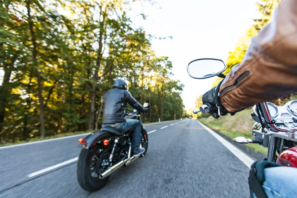 Мужское место на мотоцикле на лесной дороге . — стоковое фото