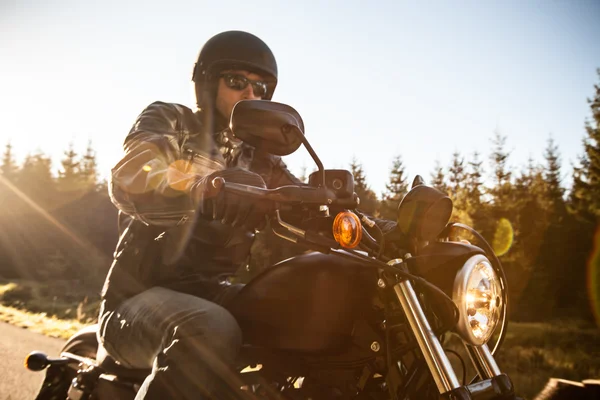 Siège homme sur la moto sur la route forestière . — Photo
