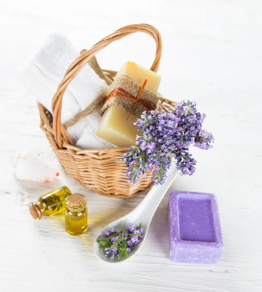 Pengobatan kesehatan dengan bunga lavender . — Stok Foto