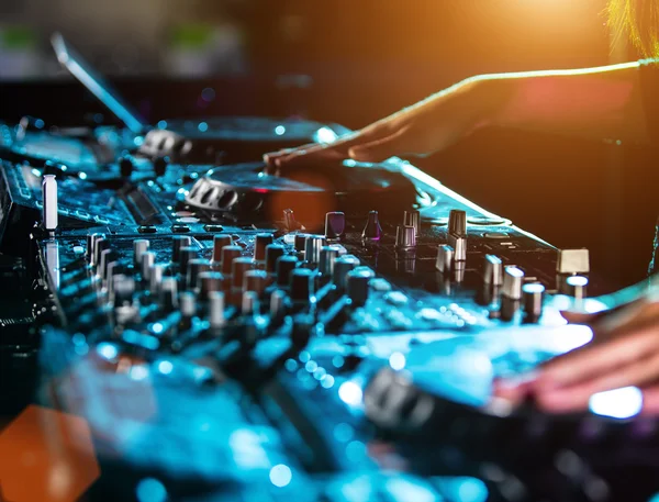 Equipamento de som DJ em discotecas . — Fotografia de Stock