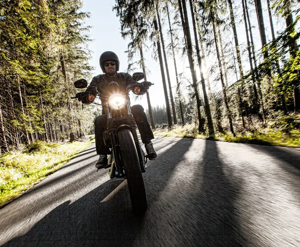 Motosiklet orman yolu üzerinde adam koltuğa. — Stok fotoğraf