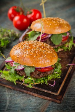 Tahta masada lezzetli hamburgerler..
