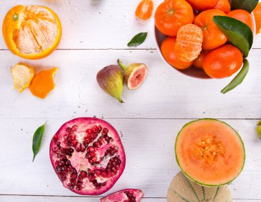 Narenciye ahşap bir masa üzerinde.