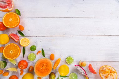 Narenciye ahşap bir masa üzerinde.