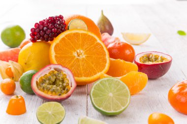 Narenciye ahşap bir masa üzerinde.