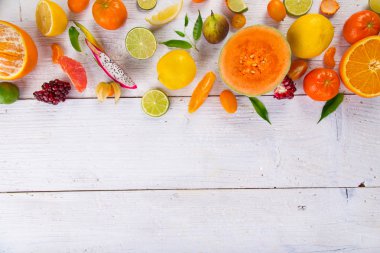 Narenciye ahşap bir masa üzerinde.