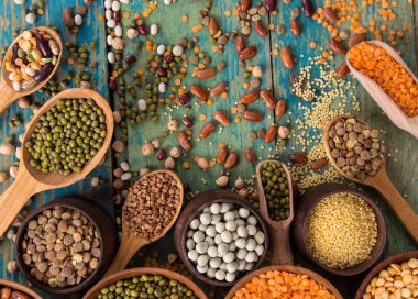 Köhne ahşap masada çiğ baklagil.