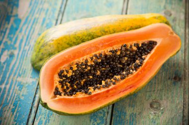 Tahta arka planda taze papaya.