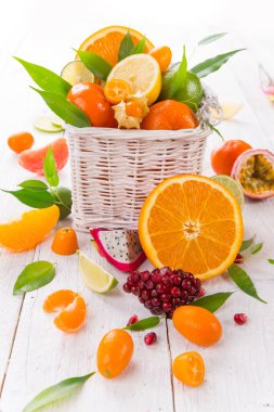 Narenciye ahşap bir masa üzerinde.