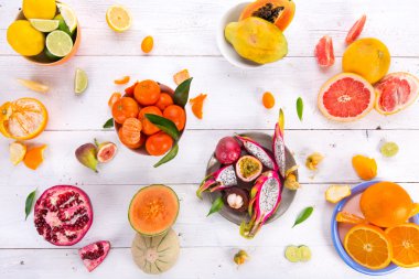 Narenciye ahşap bir masa üzerinde.