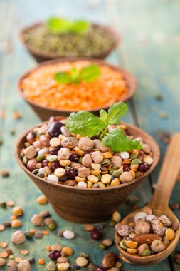 Köhne ahşap masada çiğ baklagil.