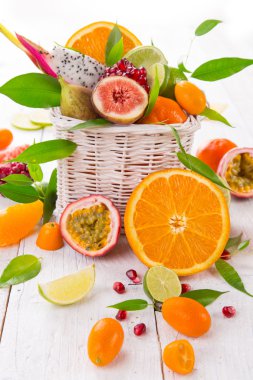 Narenciye ahşap bir masa üzerinde.