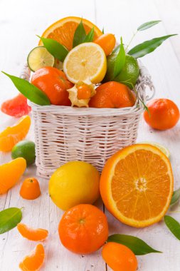 Narenciye ahşap bir masa üzerinde.