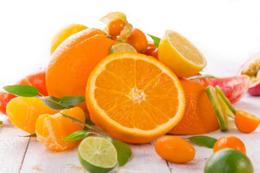 Narenciye ahşap bir masa üzerinde.