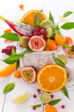 Narenciye ahşap bir masa üzerinde.