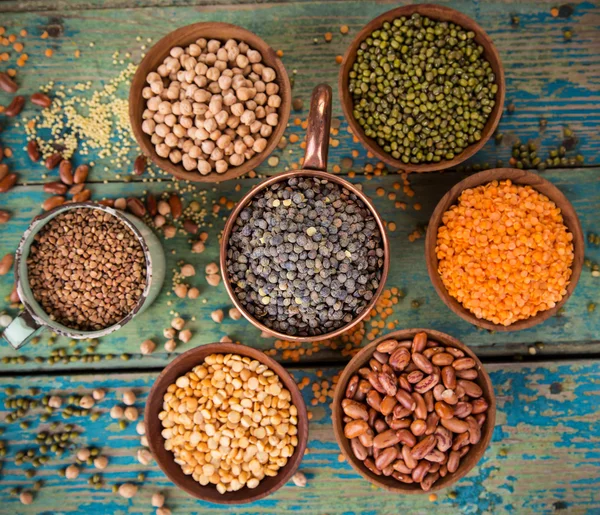 Köhne ahşap masada çiğ baklagil.