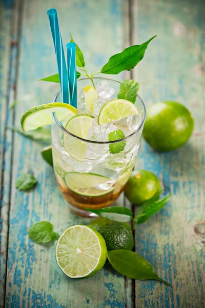 Mojito fresco sobre una mesa rústica — Foto de Stock