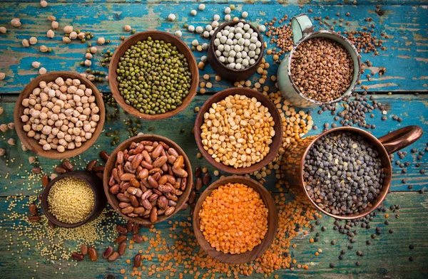 Köhne ahşap masada çiğ baklagil.