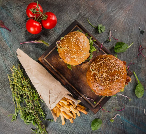 Lekkere hamburgers op houten tafel. — Stockfoto