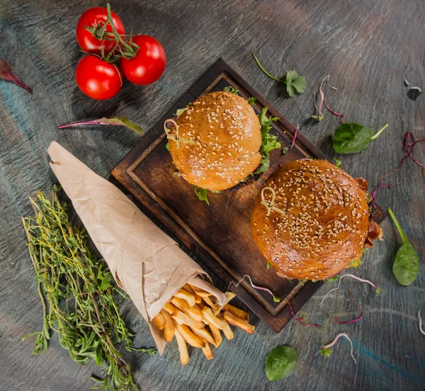 Leckere Burger auf Holztisch. — Stockfoto