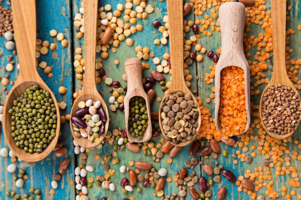 Köhne ahşap masada çiğ baklagil.