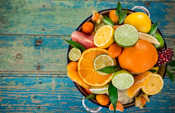 Citrus fruits on a wooden table. — Stock Photo, Image