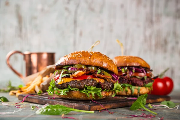 Smakliga hamburgare på träbord. — Stockfoto