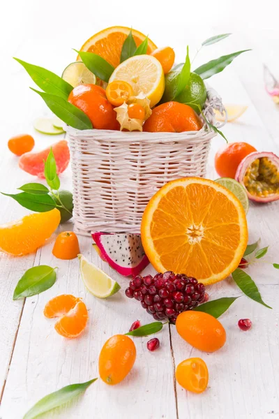 Narenciye ahşap bir masa üzerinde.